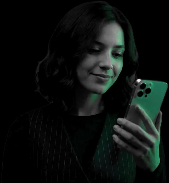 Ilustračná fotka: recepčná malého hotela číta v mobile správu od hosťa