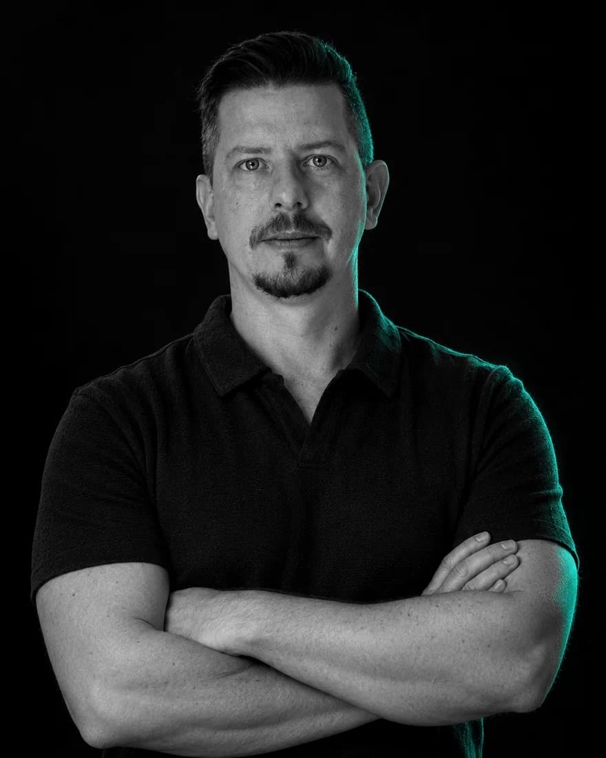 Miroslav Krídl so založenými rukami (portrét upravený pomocou AI)