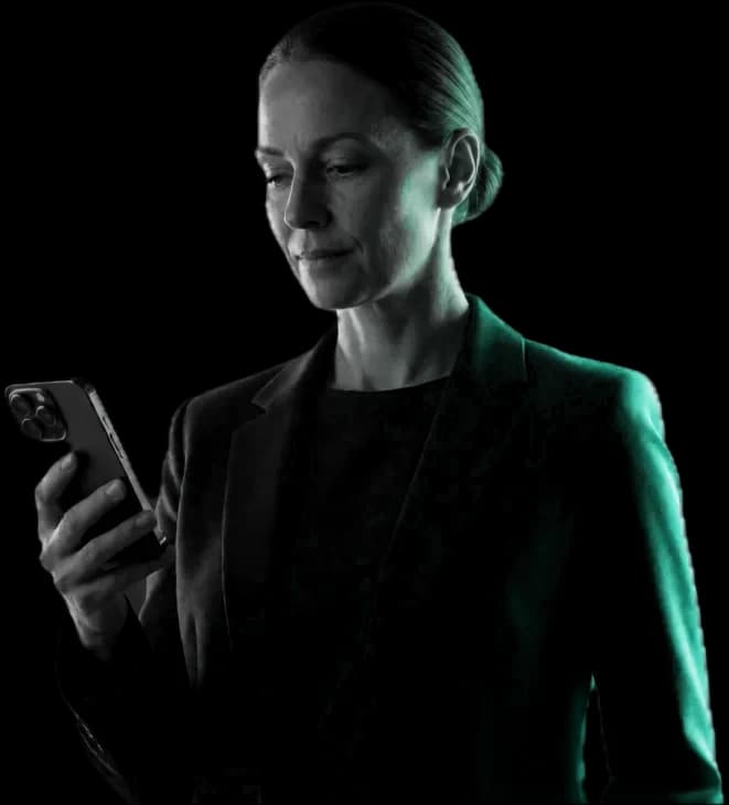 Ilustračná fotka: majiteľka firmy na pergoly číta v mobile nový dopyt